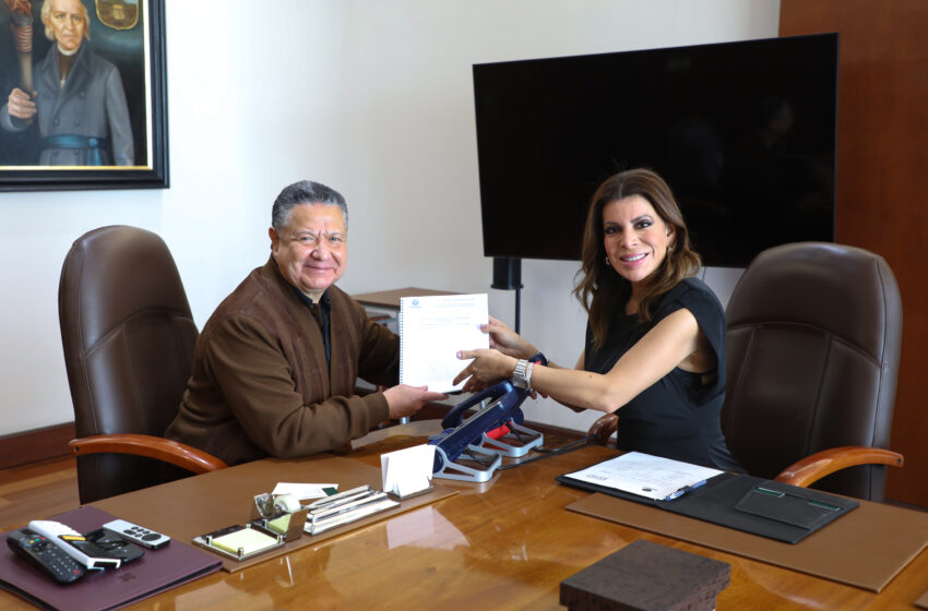  Menchaca se reúne legisladora federal