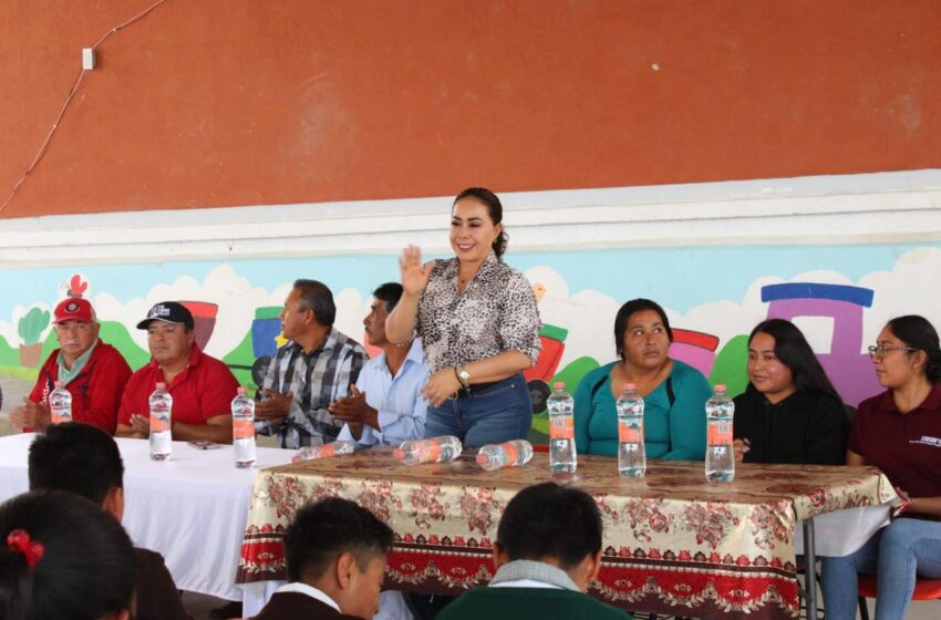  Gobierno de Actopan instala canaletas en CONAFE