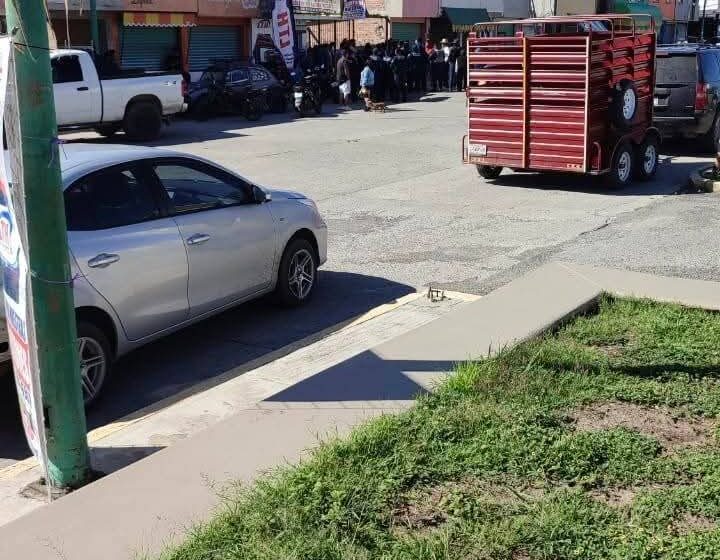  Multitud agrede a cinco personas